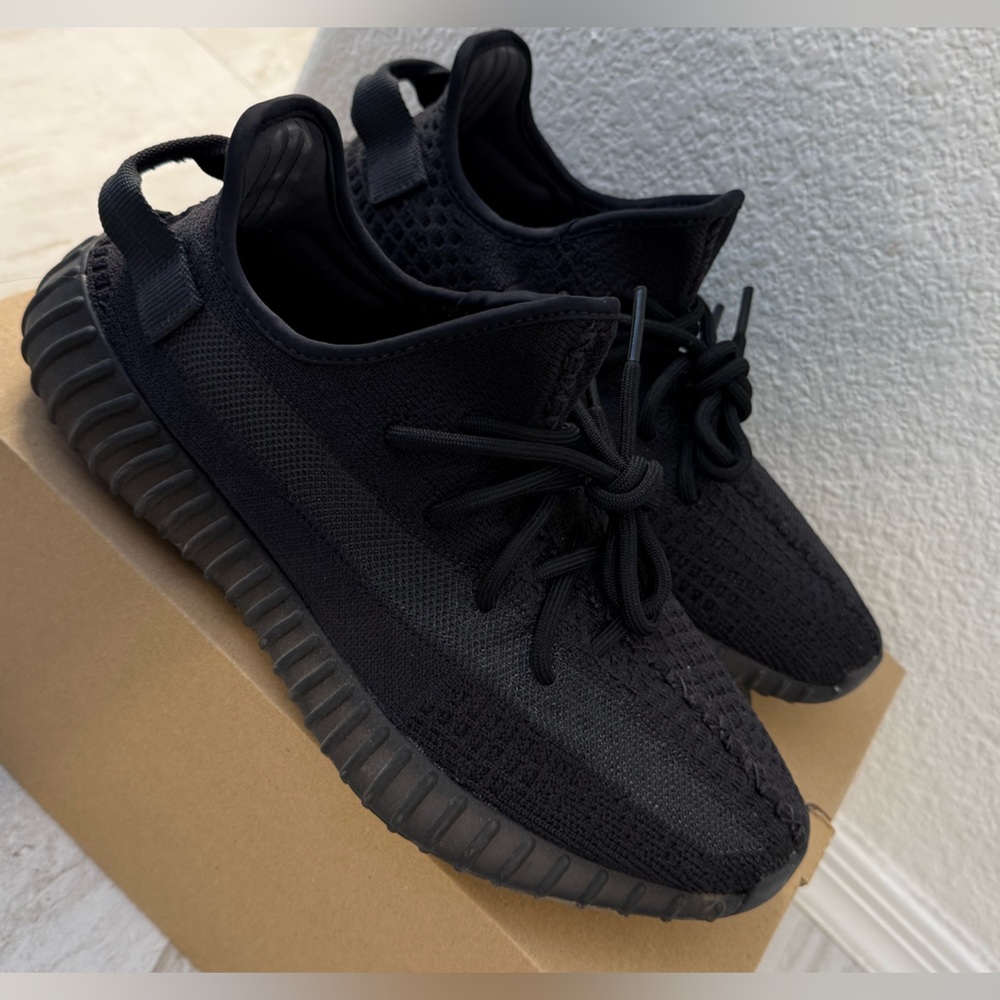 YEEZY 350 V2